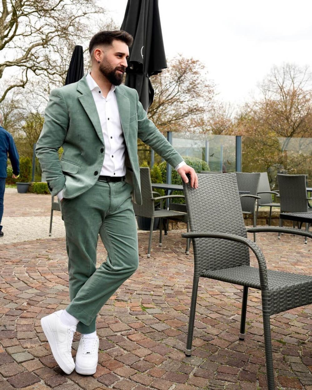 Men S Suits With Sneakers Outfits Hockerty