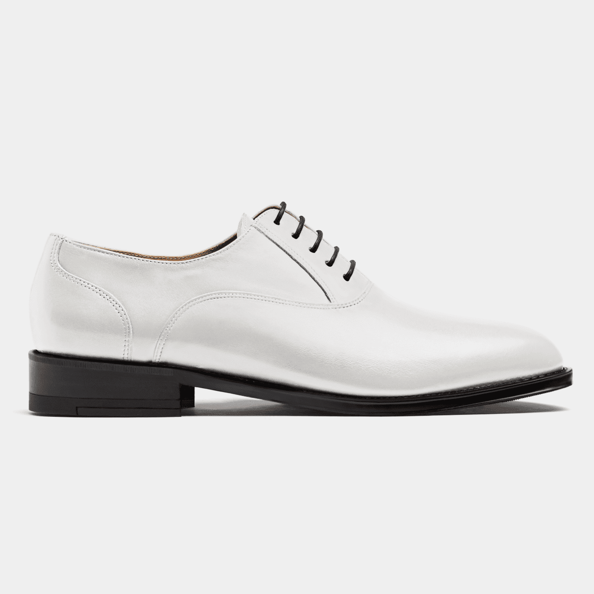 Oxford shoes in white leather