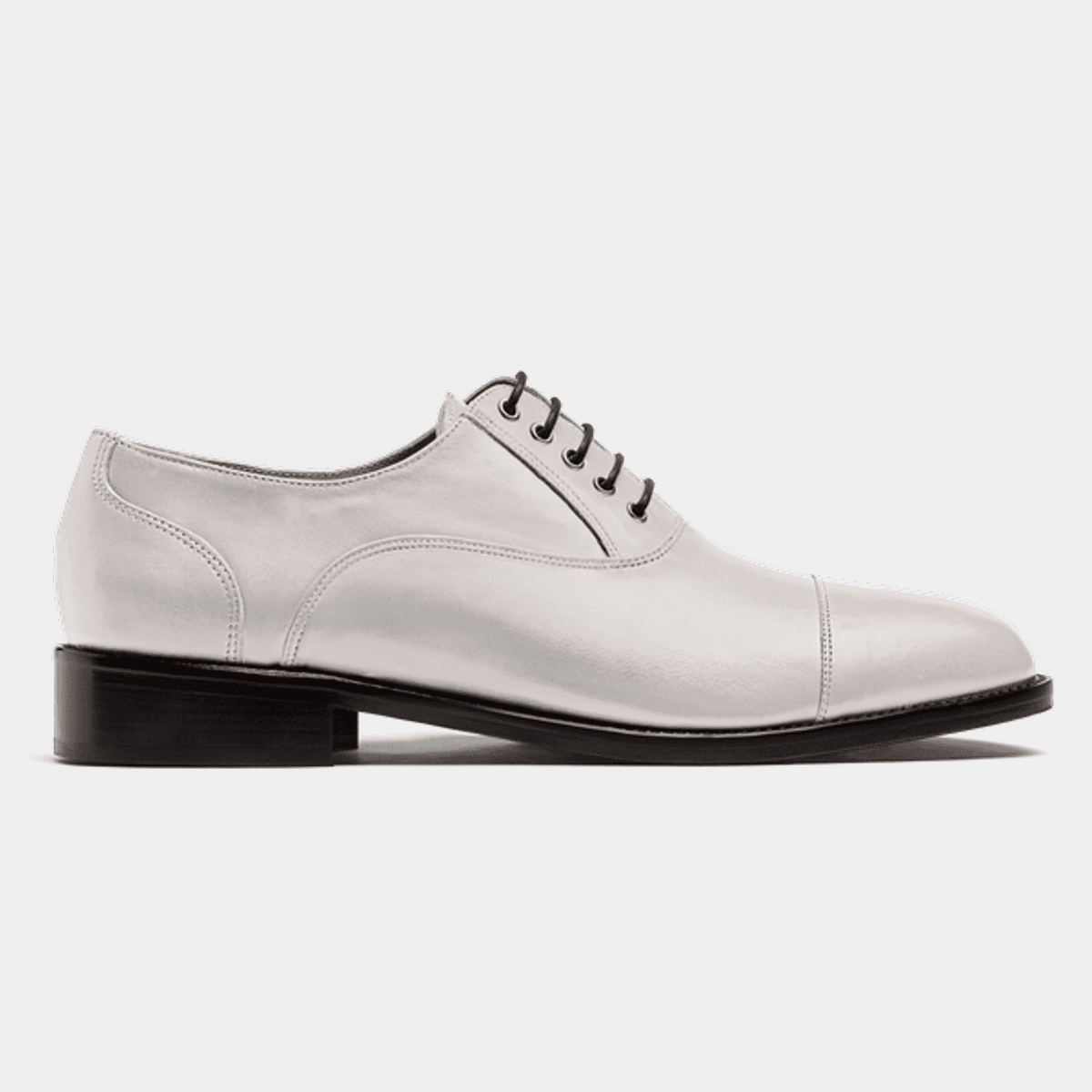 Cap toe Oxford shoes in white leather
