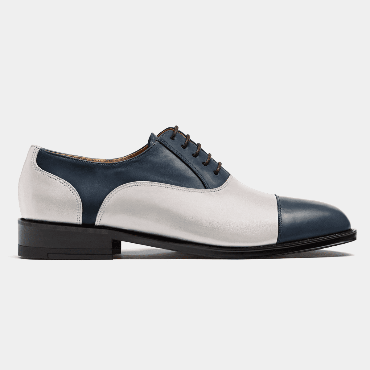 Cap-toe Oxford shoes in white blue leather - Main Image