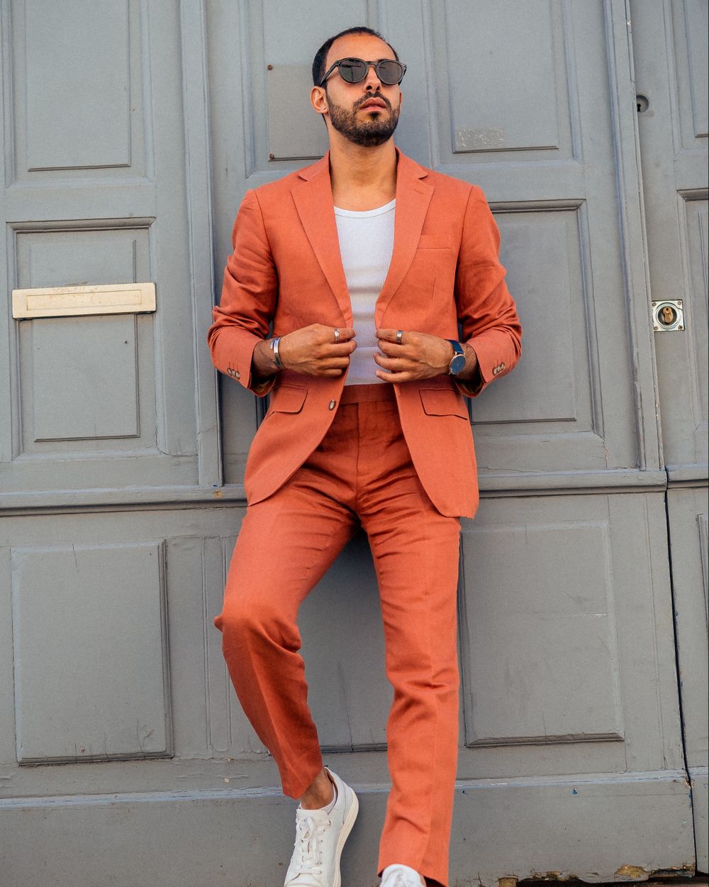 Outfits with orange sneakers hotsell