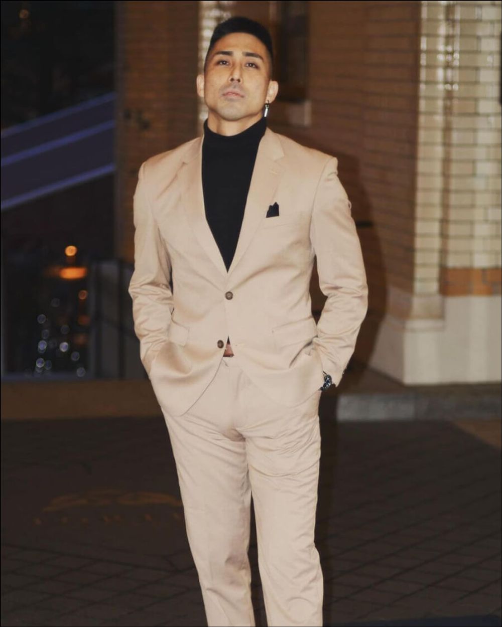 Beige suit with black turtleneck and black handkerchief Hockerty