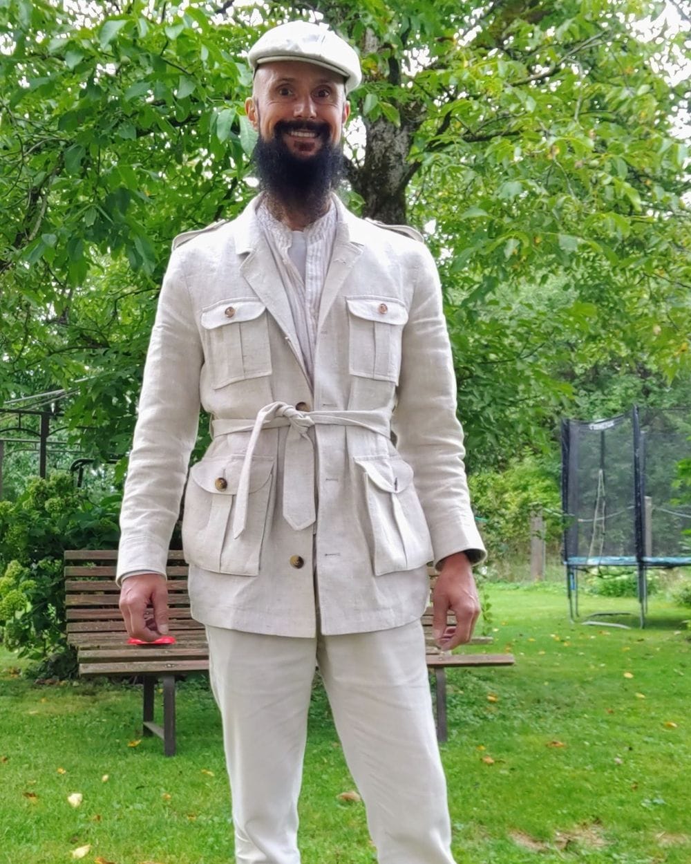 Beigefarbene Leinenkleidung im Safari-Stil
