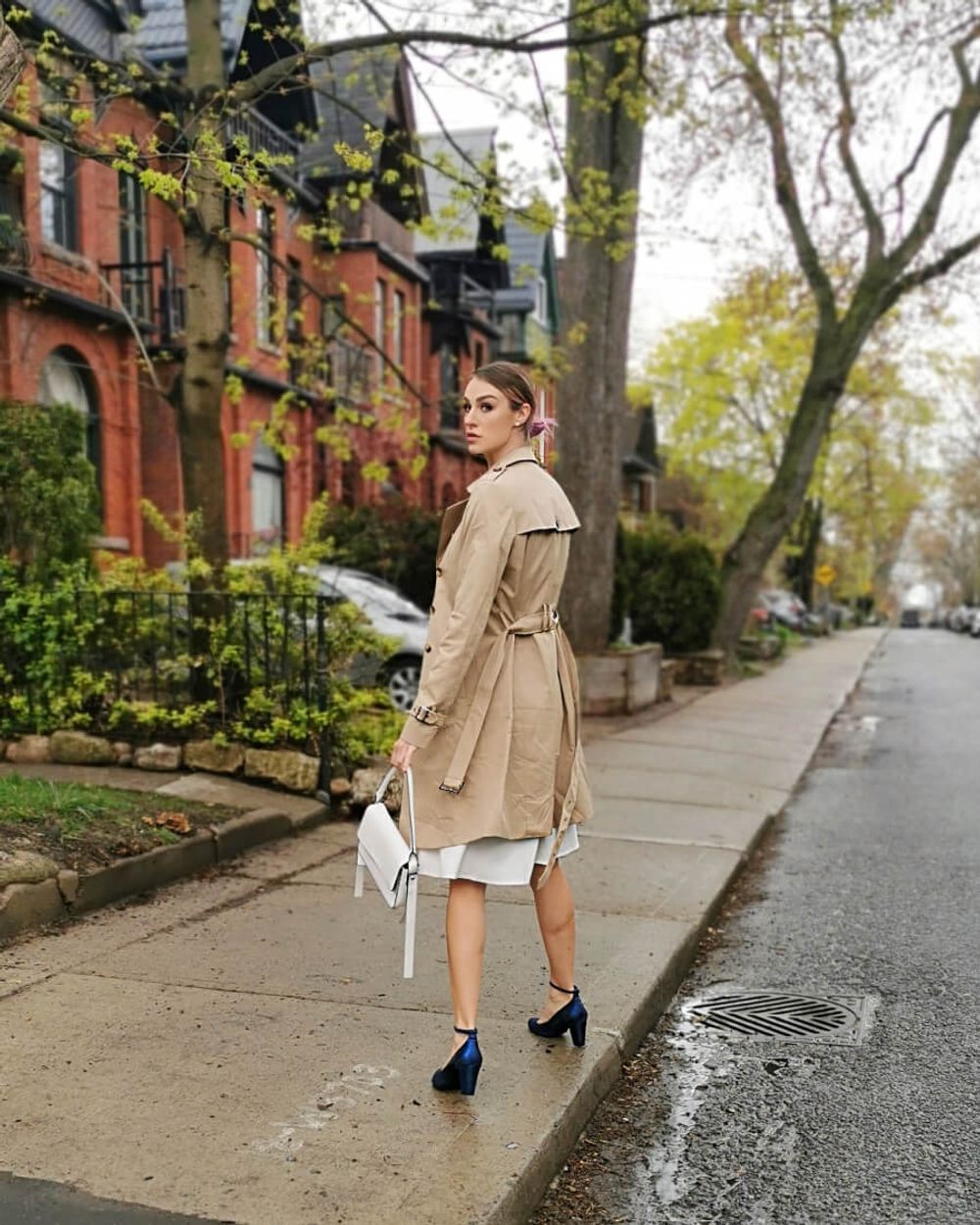 https://dqp736wsu6w3m.cloudfront.net/s3bucket/w1000/looks/600/trench-coat-white-dress-6.jpg