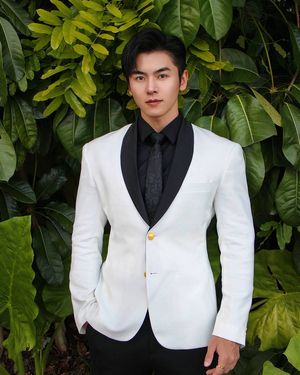 white-tux-black-shirt-and-black-tie