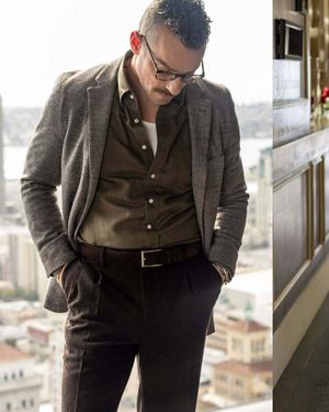 gray-plaid-blazer-olive-shirt-dark-trousers
