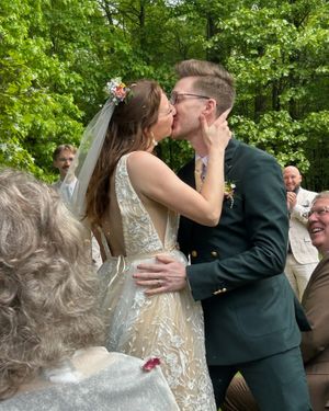 emerald-tailored-suit-ivory-shirt-golden-tie