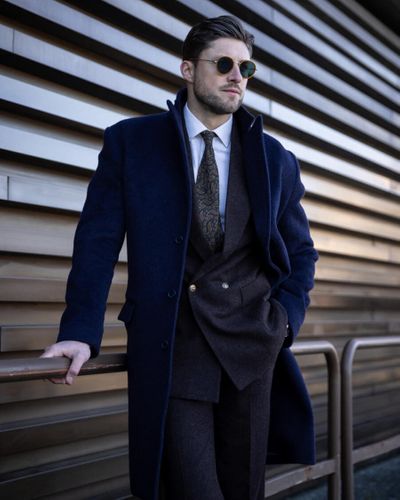 Mitternachtsblauer Mantel über Tweed-Anzug