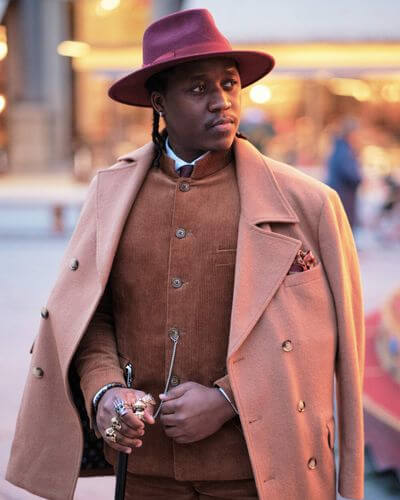 Brown outfit with burgundy hat | Hockerty